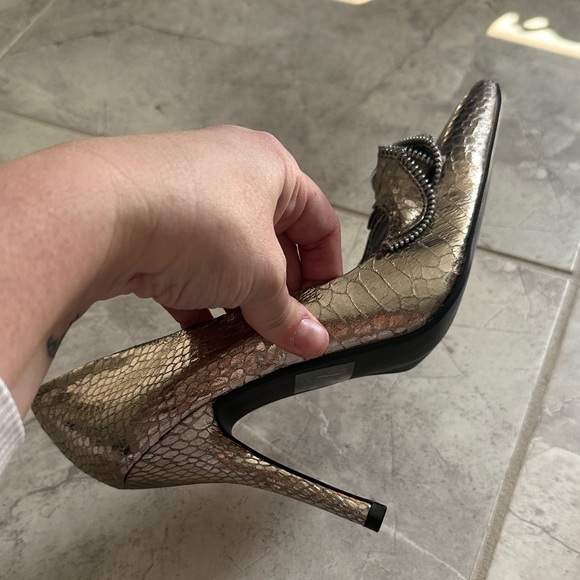 RARE Y2K Style, MobWife Karolyn Metallic Gold Snakeskin Ruffle Pumps 7.5 ✨ - Picture 5 of 9
